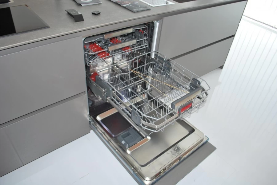 Cucina con Isola Modulnova BLADE laccato satinato