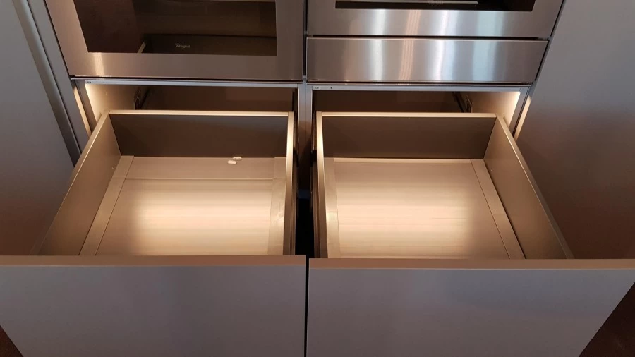 cestoni interni inox blum con illuminazione automatica led
