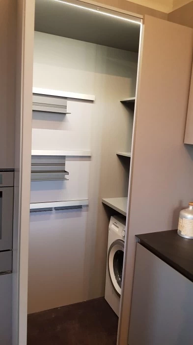 angolo ripostiglio walk-in con illuminazione led con sensore di presenza