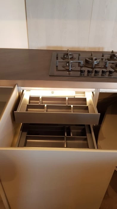 dettaglio cassetti interni portaposate