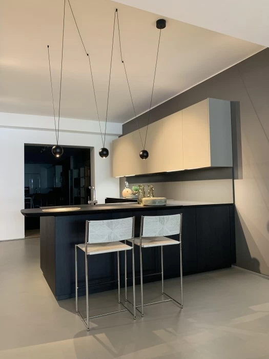 Cucina con piano snack legno olmo nero