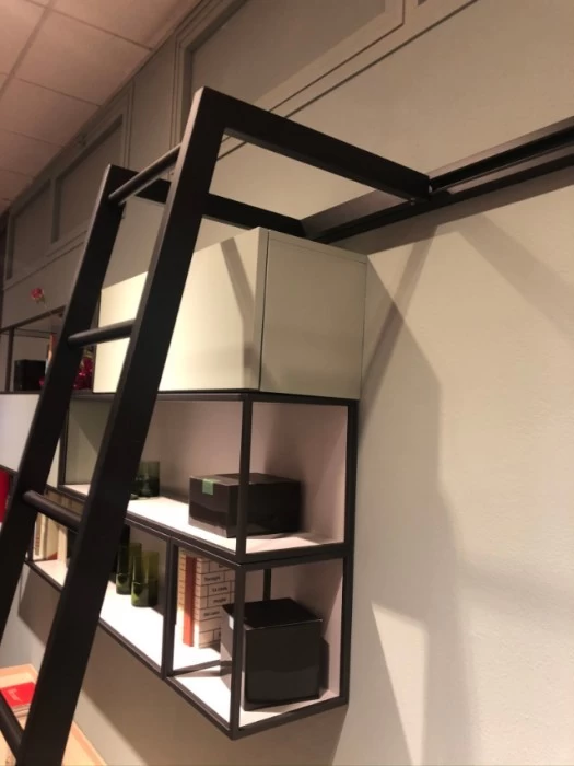 Particolare scala con binario