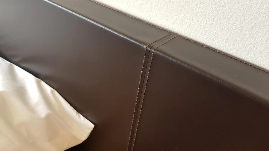 dettaglio doppia cucitura in contrasto