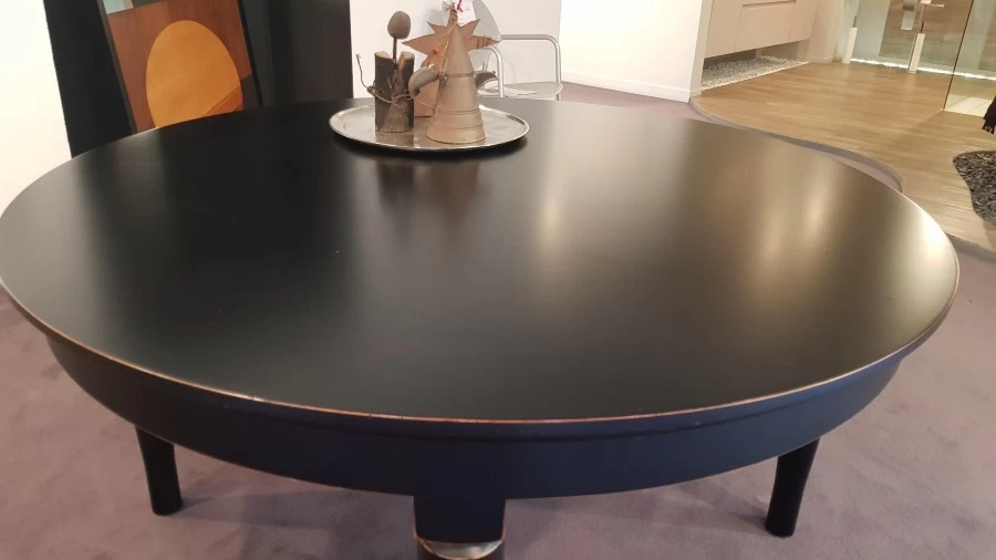 dettaglio piano tondo massello ciliegio tinto nero anticato