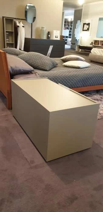 particolare schienale retrofinito