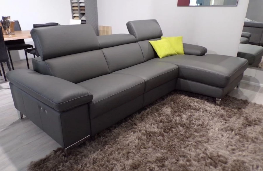 DIVANO IN PELLE CON CHAISE LONGUE E MECCANISMO ELETTRICO NICOLETTI MEGAN OUTLET A BERGAMO
