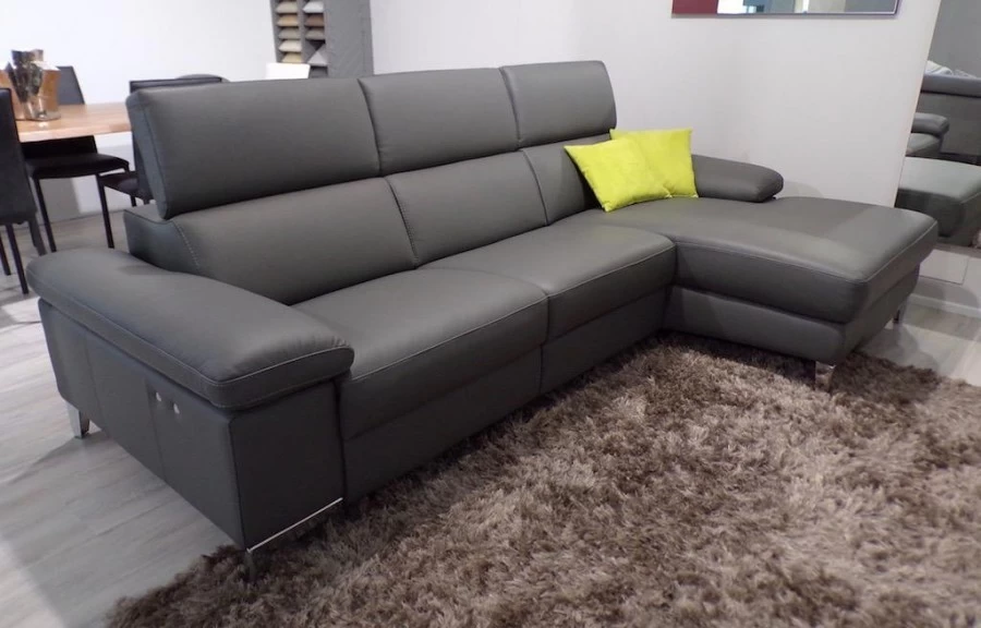 DIVANO IN PELLE CON CHAISE LONGUE E MECCANISMO ELETTRICO NICOLETTI MEGAN SCONTATO A BERGAMO