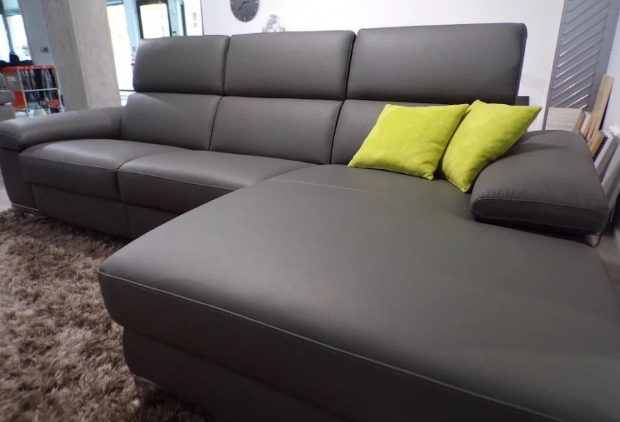 DIVANO IN PELLE CON CHAISE LONGUE E MECCANISMO ELETTRICO NICOLETTI MEGAN RIVENDITORE A BERGAMO