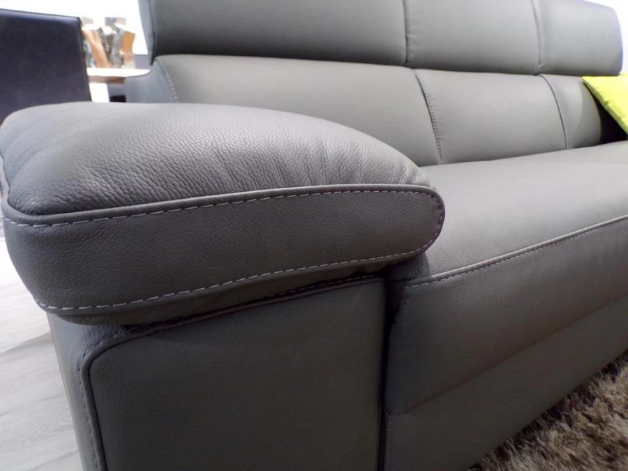 DIVANO IN PELLE CON CHAISE LONGUE E MECCANISMO ELETTRICO NICOLETTI MEGAN IN OFFERTA A BERGAMO