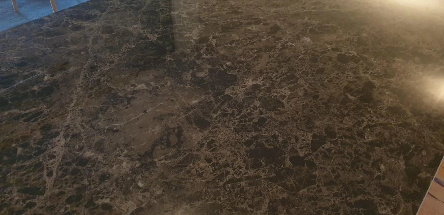 particolare top ceramica marmo Emperador lucido