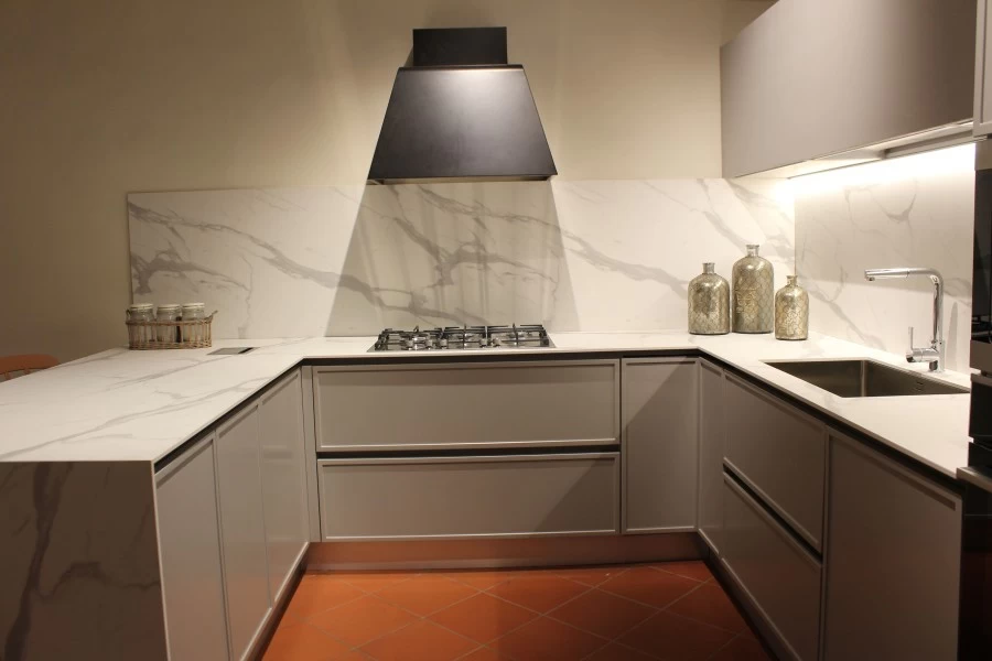 Cucina con penisola Produzione Artigianale 20mm