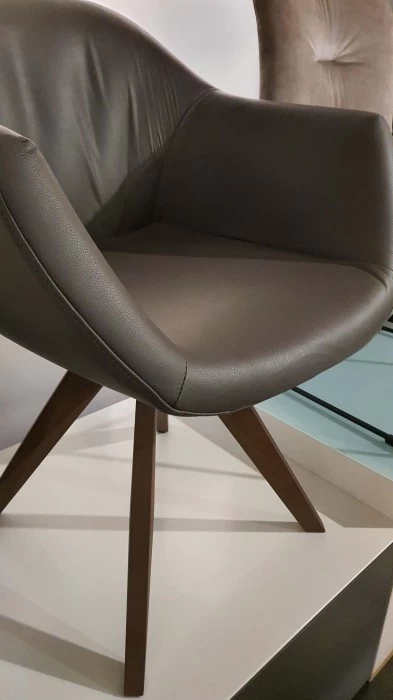 Poltroncina Ozzio DELIA MASTICE