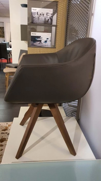 Poltroncina Ozzio DELIA MASTICE