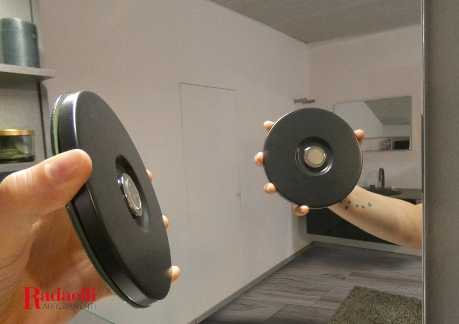 Specchio magnetico ingranditore