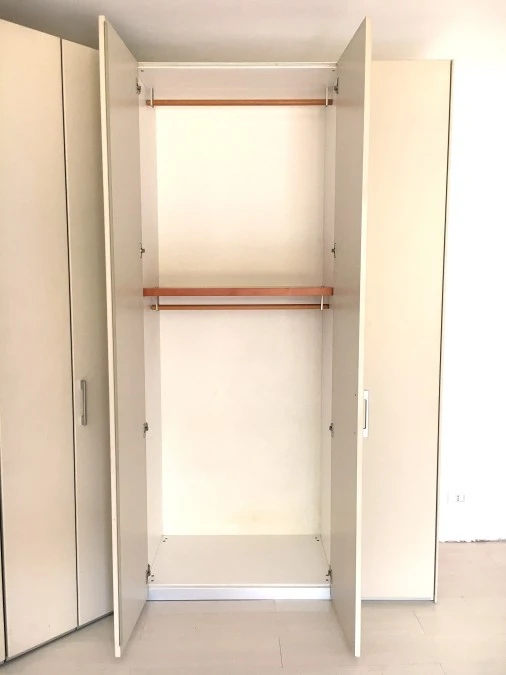 Armadio battente Poliform Senzafine
