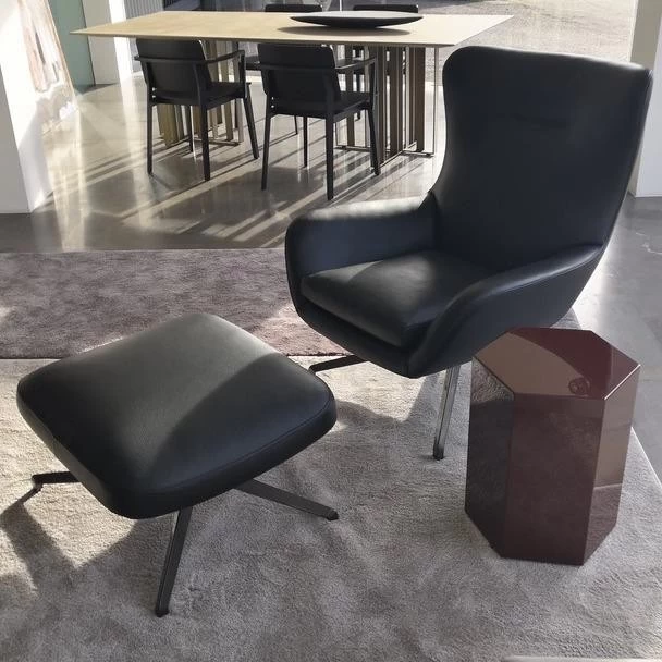 Poltrona con pouf Minotti JENSEN