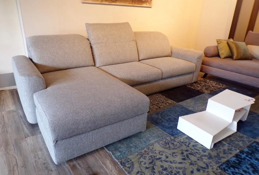 DIVANO CON CHAISE LONGUE E DUE SEDUTE SCORREVOLI RIZZETTO NADIR OUTLET A BERGAMO