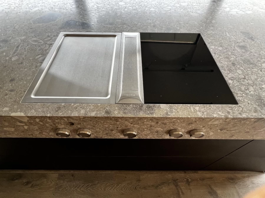 il piano bora professional da spento<br /> con i 5 comandi frontali