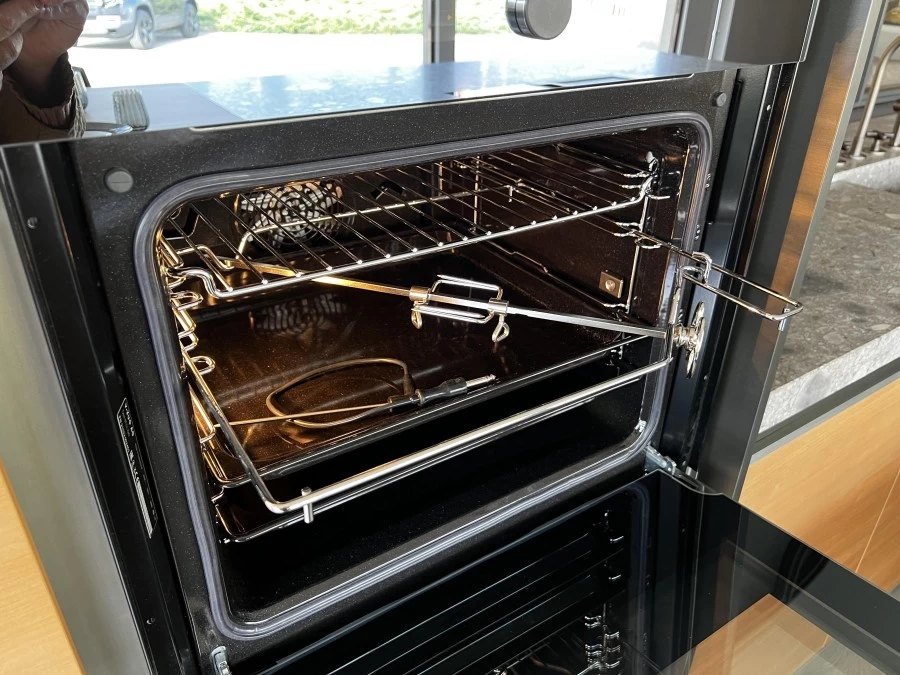 il forno V-zug multifunzione con spiedo girevole integrato