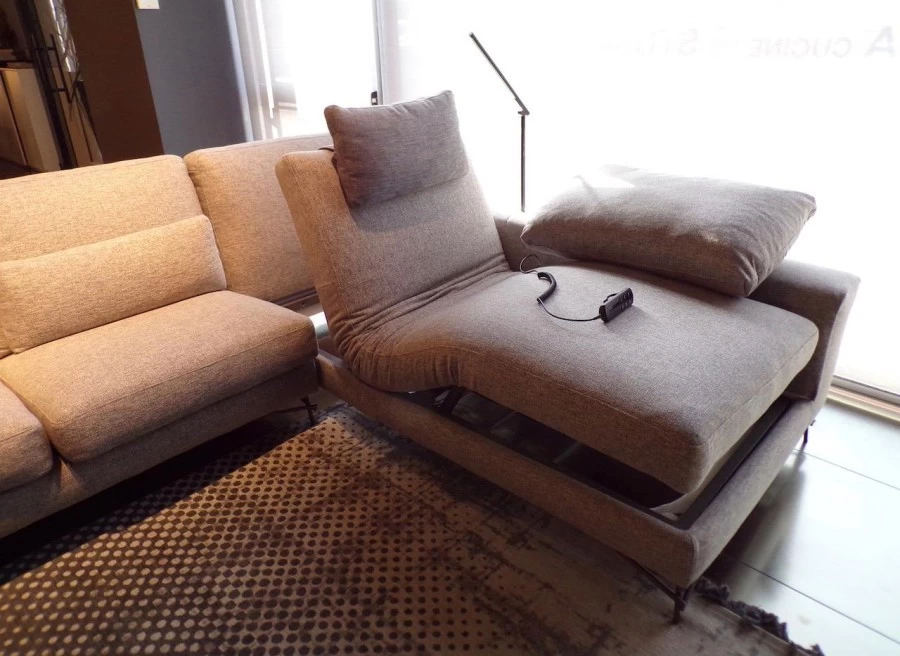 DIVANO CON CHAISE LONGUE MUNITA DI RELAX ELETTRICO SAMOA PEPPY SPECIAL SCONTATO A BRESCIA