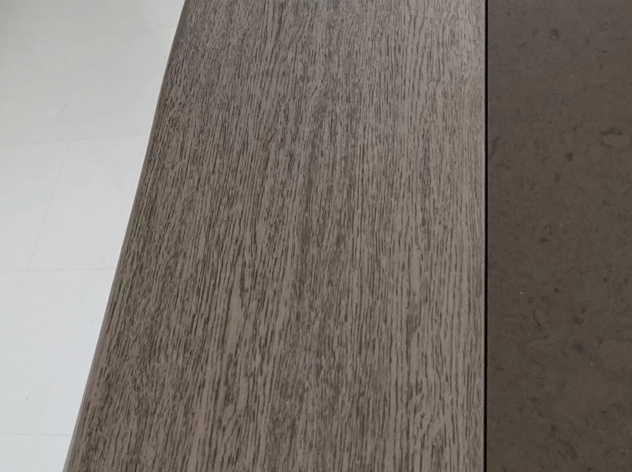 Top in light quarz Amazon e piano rovere tinto grigio-medio poro scuro.