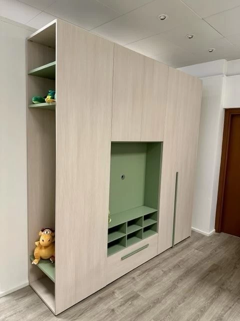 ARMADIO BATTENTE CON ELEMENTO PORTA TV OUTLET A BERGAMO