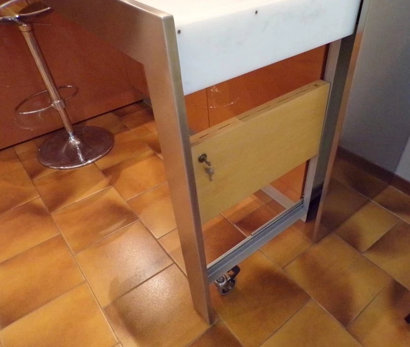 CUCINA CON PENISOLA ELMAR BASIC IN ESPOSIZIONE A BRESCIA