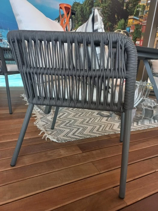 Sedia da giardino BT Group Trama