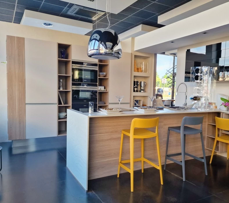 Cucina con penisola Cucina Tedesca FEEL LACCATO SABBIA OPACO