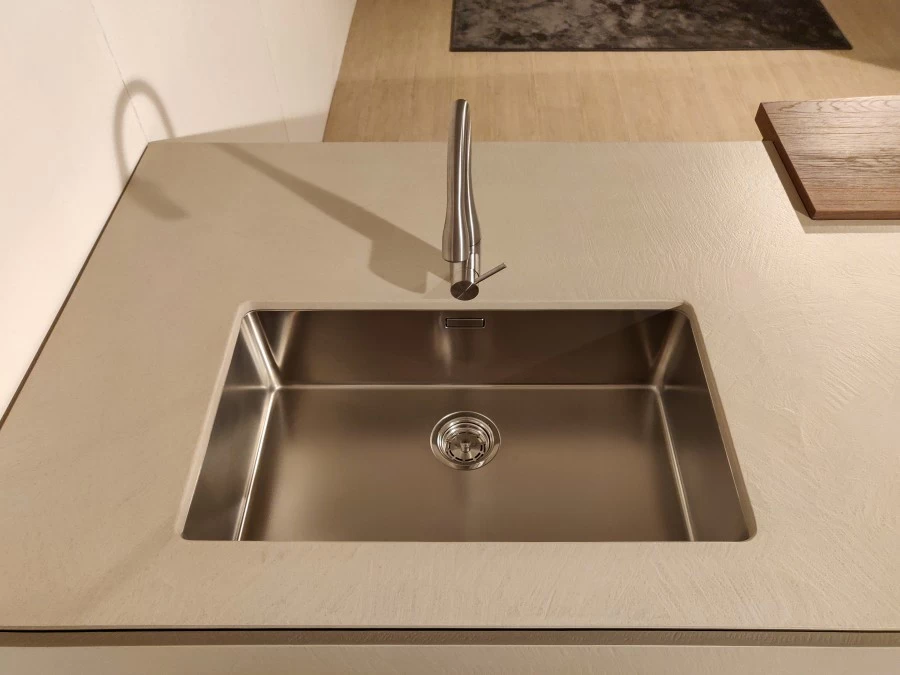 dettaglio lavello sottotop acciaio inox