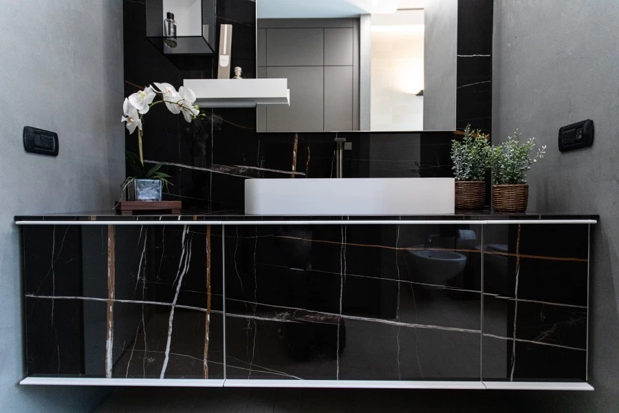 Mobile Bagno Edonè Rea in marmo nero - Vismara Architettura d'interni.