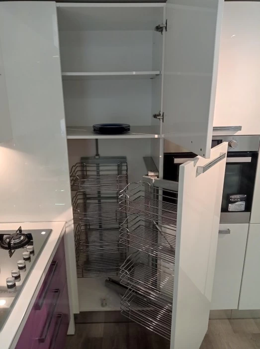 Colonna angolo con cestelli estraibili.