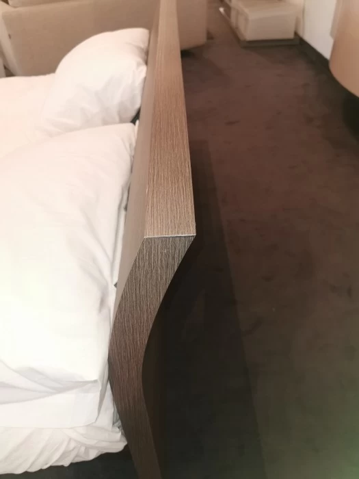 Testata leggermente curva