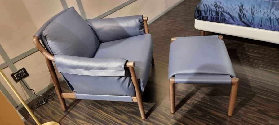 Poltrona con pouf Poltrona Frau Times Lounge