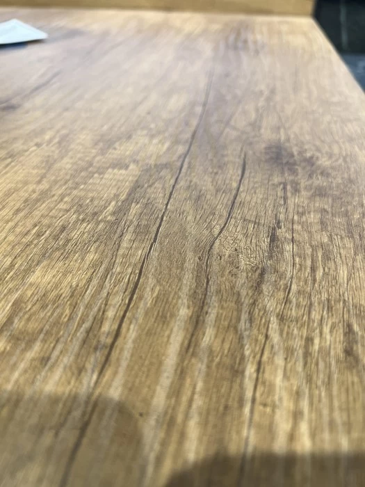Dettaglio piano sospeso in laminato rovere landscape