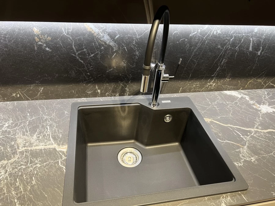 dettaglio lavello in fragranite a vasca unica e rubinetto NewForm