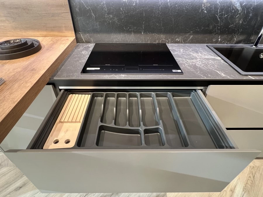 dettaglio piano cottura Samsung Dual Flex e portaposate