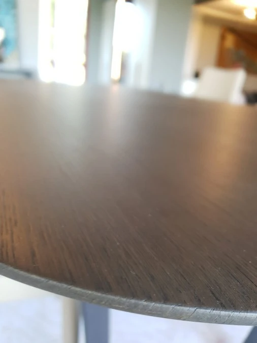 Particolare bordo sagomato impiallacciato rovere grigio
