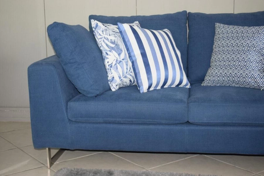 Divano rivestito in tessuto blu.