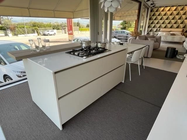 Cucina con Isola Forma 2000 trend  con gola