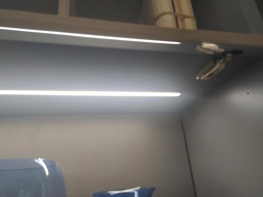 dettaglio LUCE LED scavata nel cappello della Vetrina