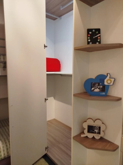 interno cabina armadio con luce led