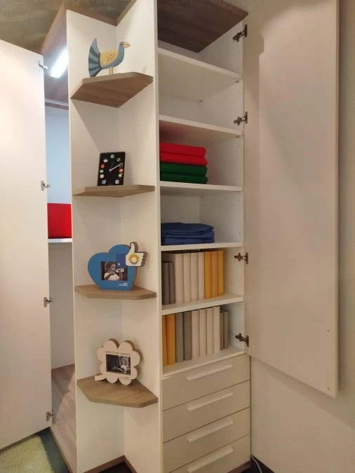 interno armadio con ripiani e cassetti