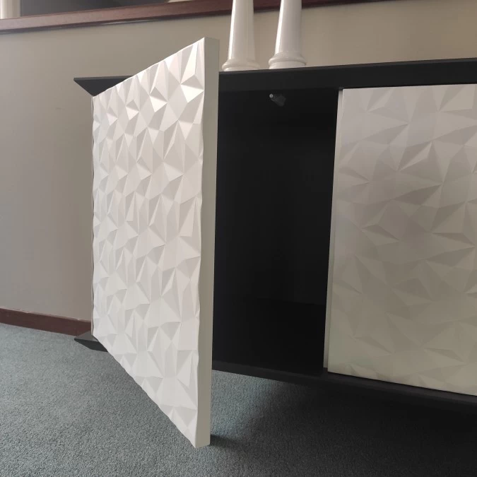 Visione dettaglio anta in innovativo rilievo geometrico