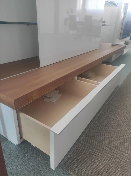 Visione dettaglio maniglia alluminio + interno cassetti in legno marchiato a fuoco