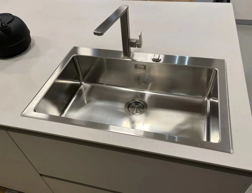 Cucina con Isola Modulnova MH6 (isola + colonne)