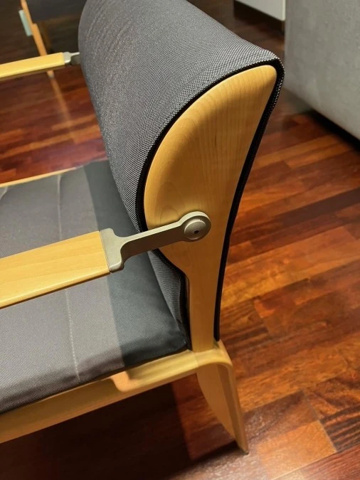 Sedia con braccioli INA particolare