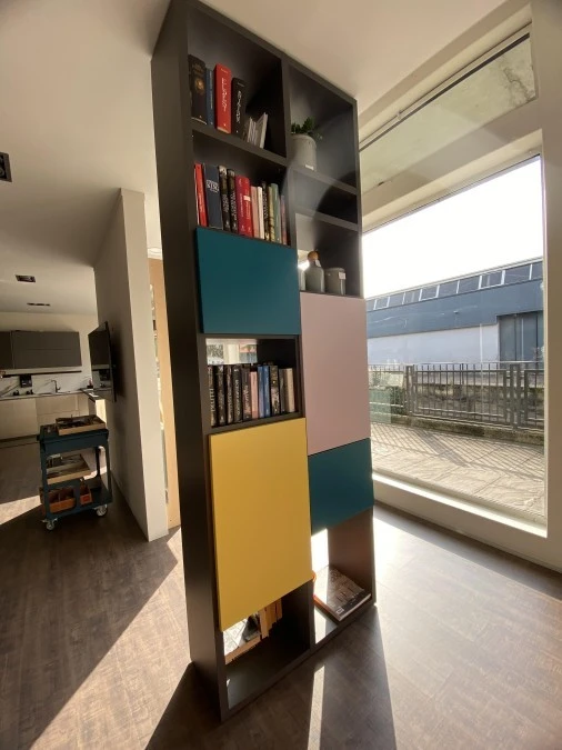 Piccola libreria Scavolini Sistema parete fluida