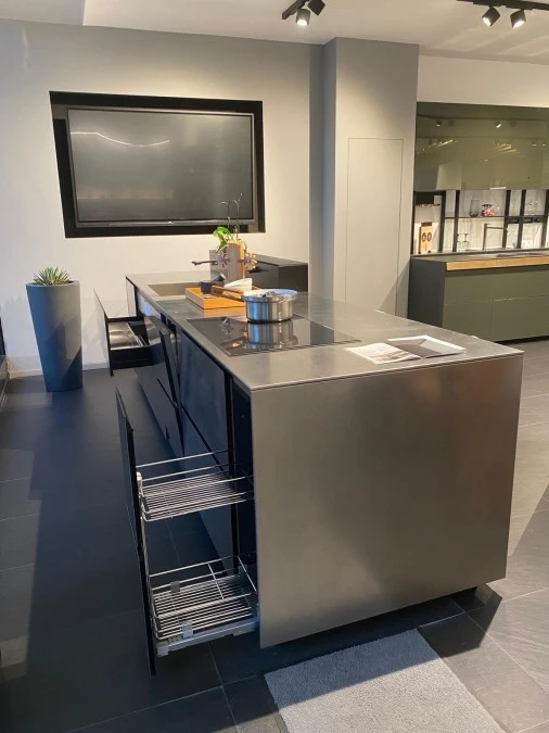 Cucina con Isola Valcucine Riciclantica acciaio