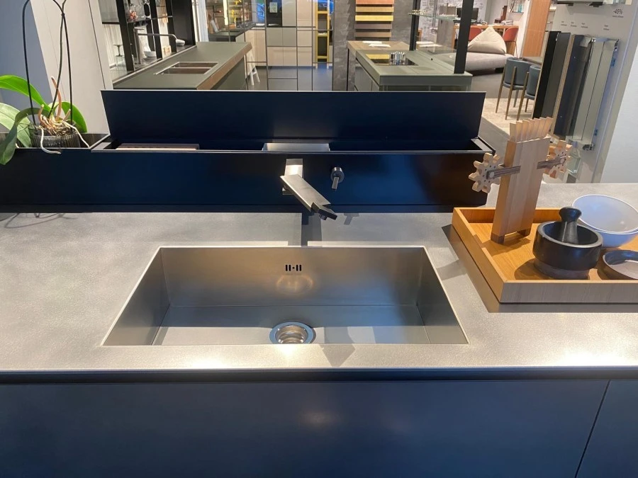 Cucina con Isola Valcucine Riciclantica acciaio